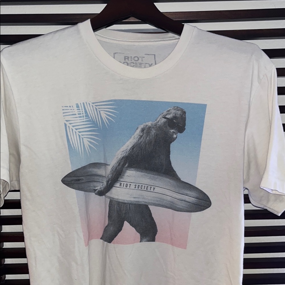 Riot Society White Short Sleeve Tee Casual Graphic